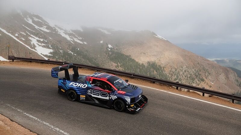 Ford F-150 Lightning SuperTruck holt Gesamtsieg beim legendären Pikes Peak International Hillclimb